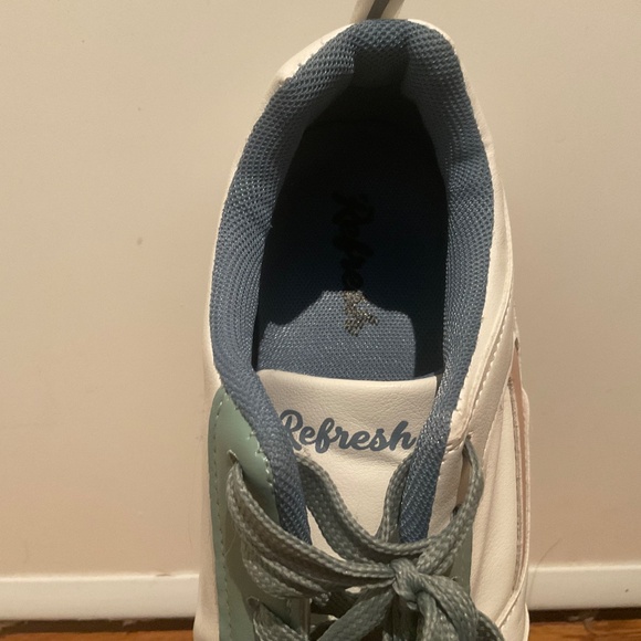 Women’s Spring Sneakers | Refresh - Picture 3 of 4